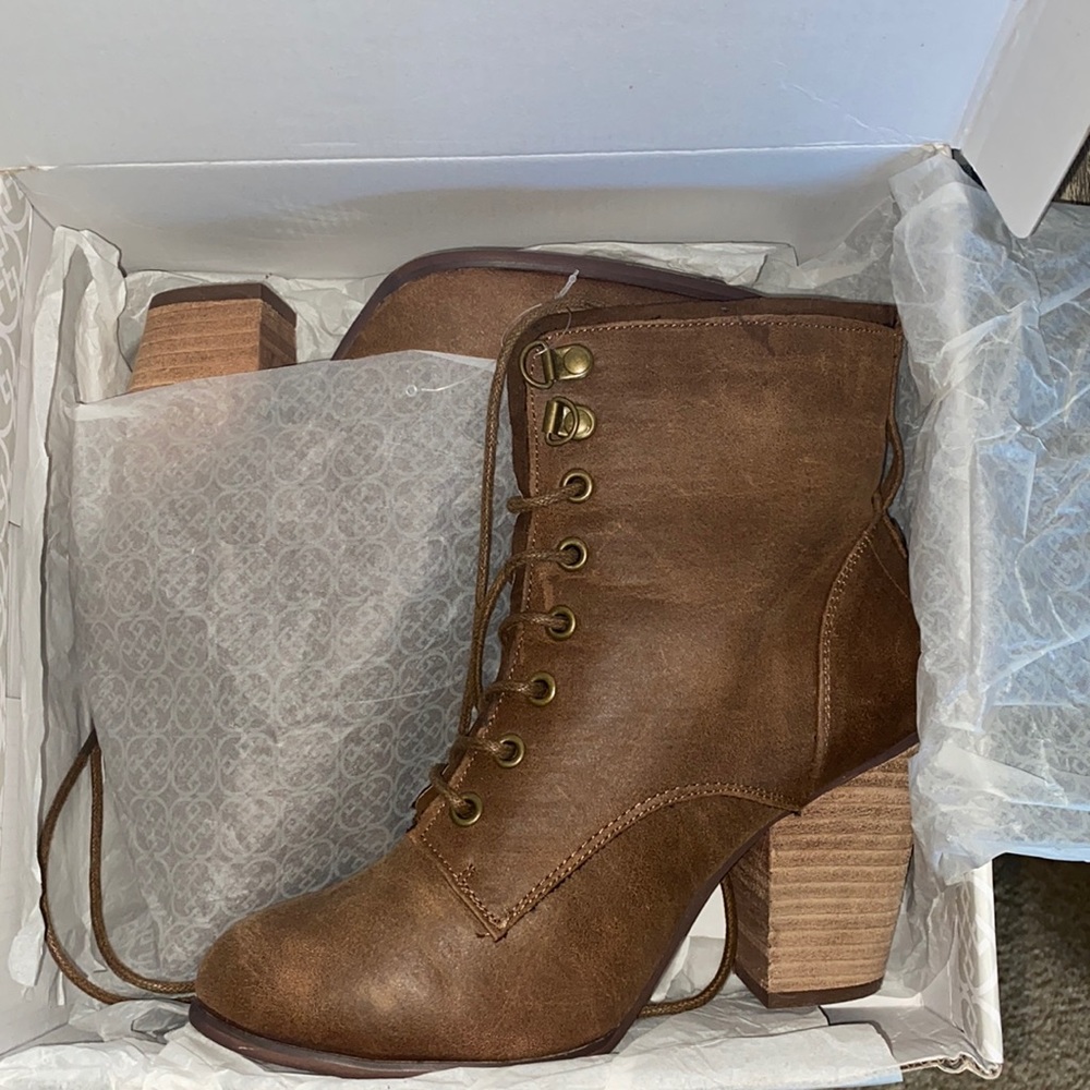 Daisy Fuentes High Heel Boots - Size 8W - Never Worn